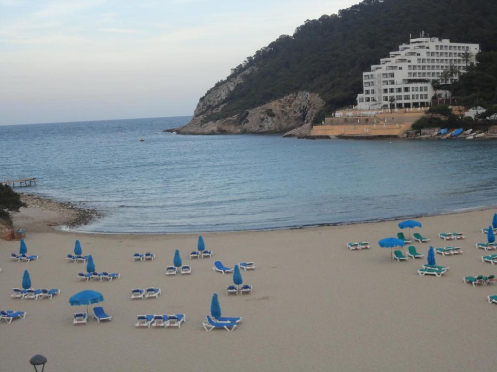 Apartamentos Cala Llonga المظهر الخارجي الصورة