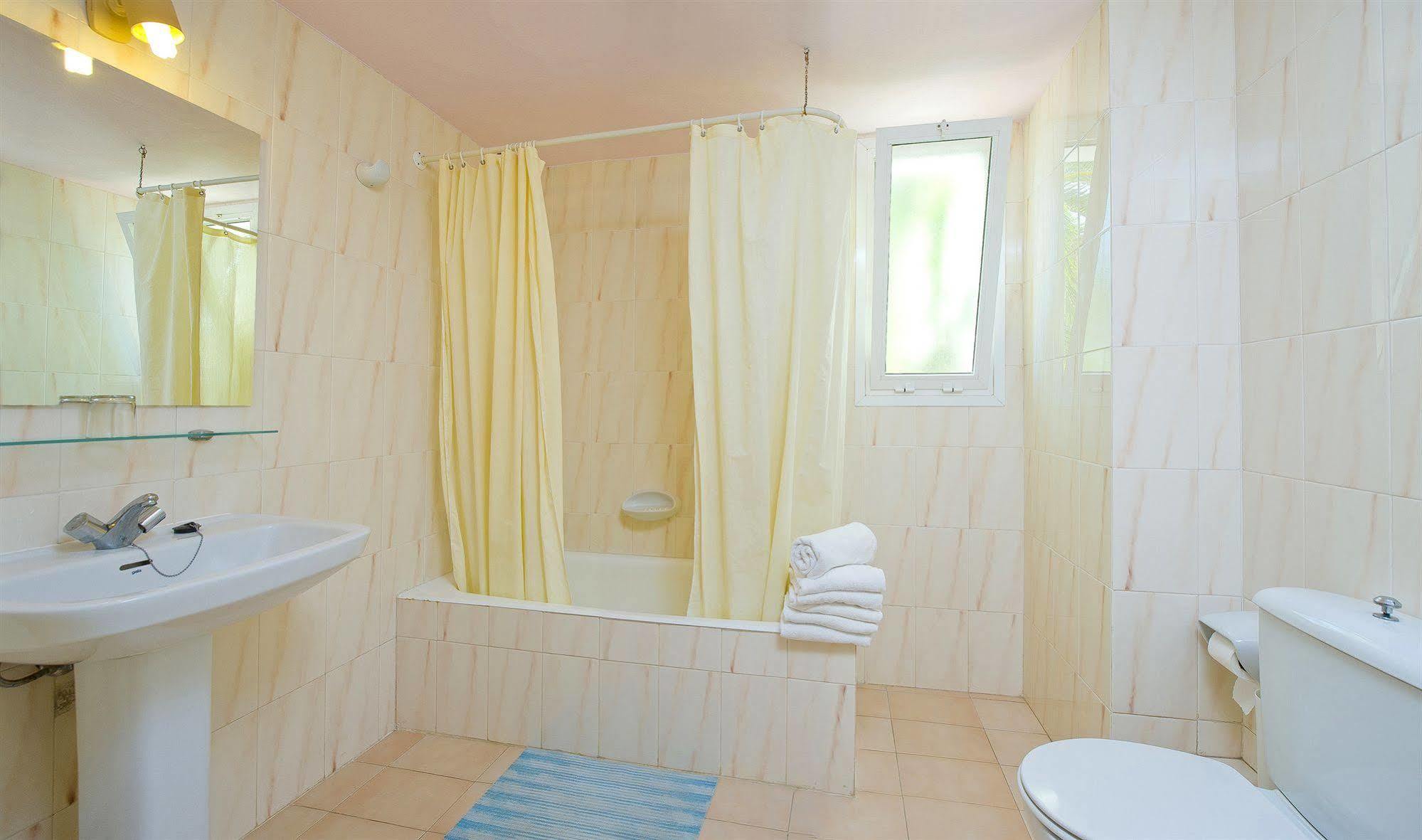 Apartamentos Cala Llonga المظهر الخارجي الصورة